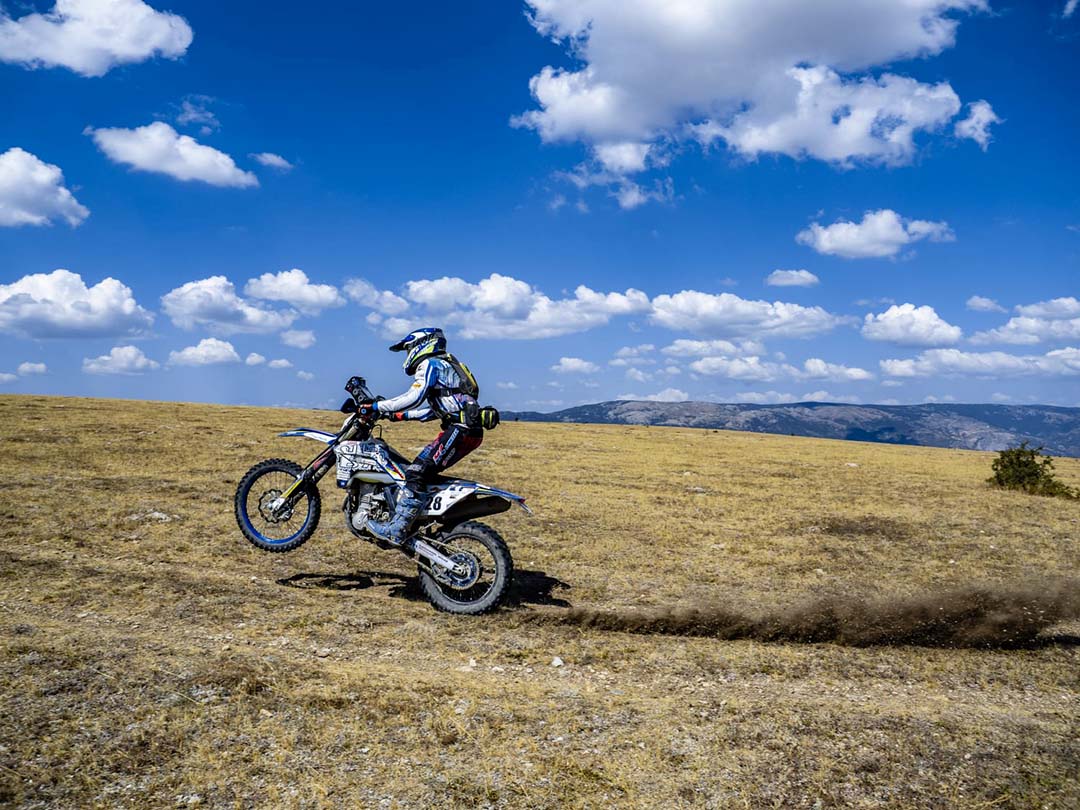 Maikol Reboldi lifts the front wheel, a symbol of pride and determination: his gaze and passion set on the future, towards new adventures and international challenges.
