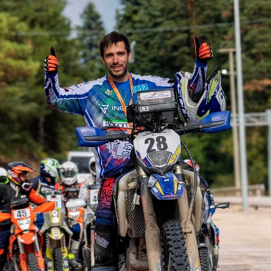 Il pilota lumezzanese Maikol Reboldi all’arrivo del Transanatolia Rally Raid 2025, sostenuto da Bonomi Acciai: un’impresa straordinaria che porta Lumezzane sul podio internazionale delle competizioni motoristiche.