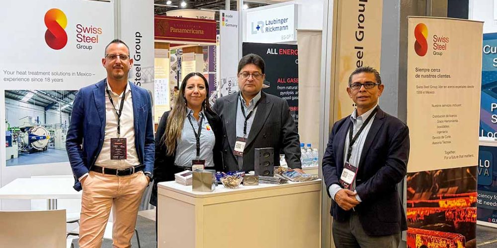 L'Ing. Andrea Magistrelli di Bonomi Acciai (a sinistra) con i colleghi di Swiss Steel Group Mexico presso lo stand a EUROGUSS Mexico 2025.