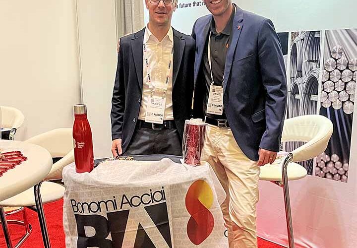 L'Ing. Daniele Magistroni di Bonomi Acciai insieme a Daniel Frie di Swiss Steel Group allo stand fieristico del NADCA 2025, congresso internazionale sulla pressocolata.