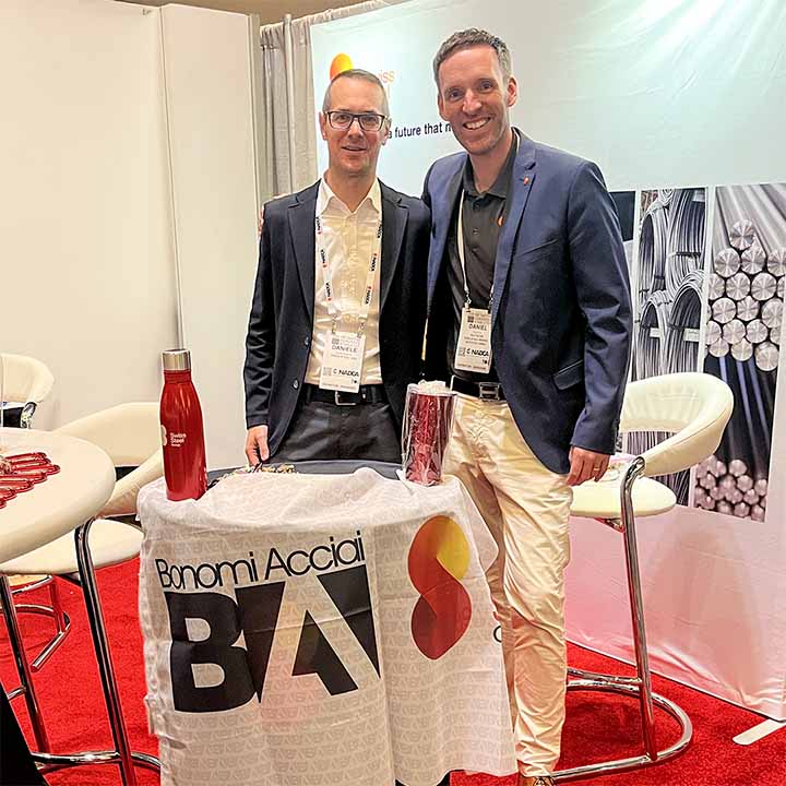 L'Ing. Daniele Magistroni di Bonomi Acciai insieme a Daniel Frie di Swiss Steel Group allo stand fieristico del NADCA 2025, congresso internazionale sulla pressocolata.