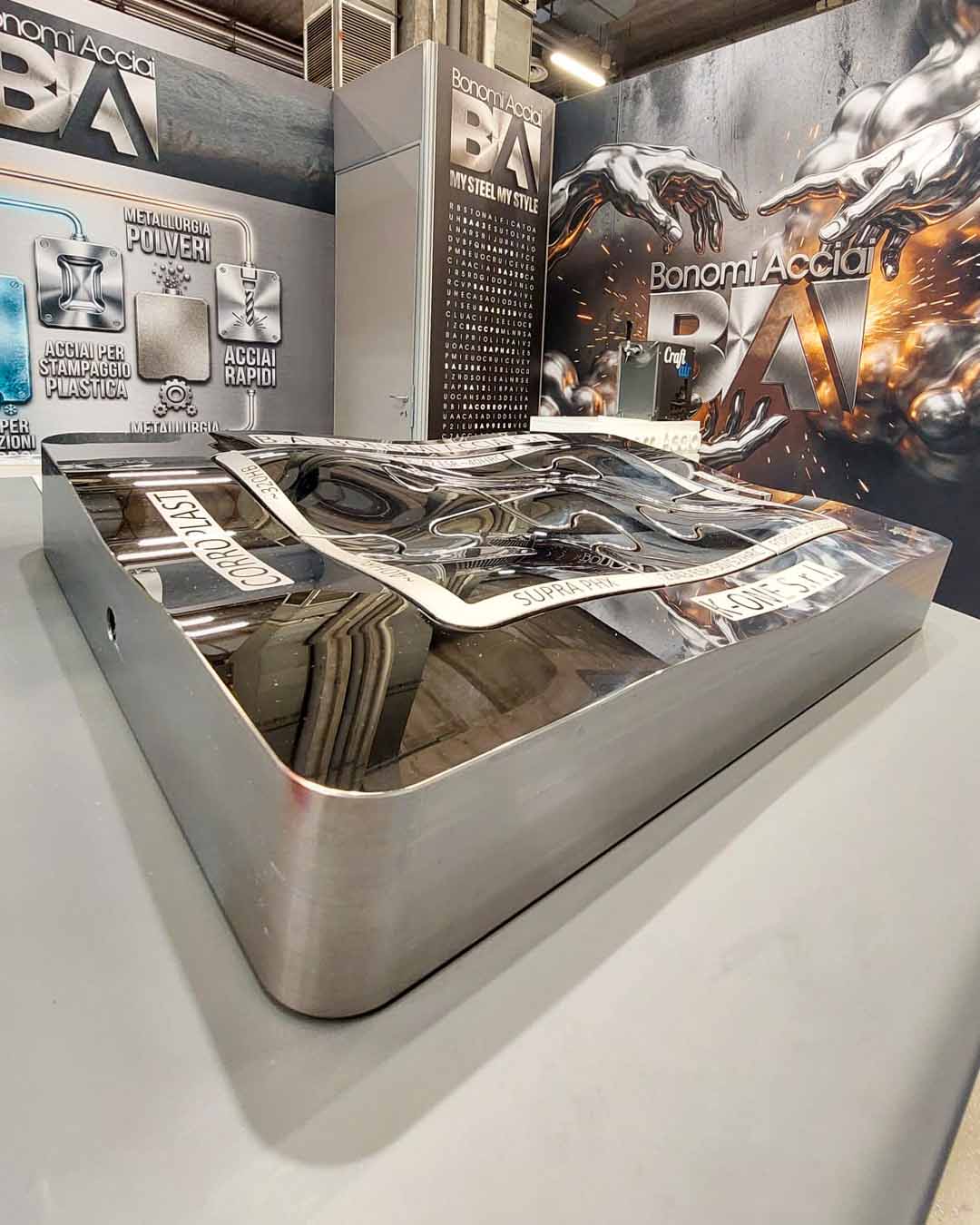 BA_Puzzle Steel Interlock – Il Puzzle d’Acciaio esposto a MECSPE 2026 per raccontare acciai per stampi plastica e prestazioni dei materiali.