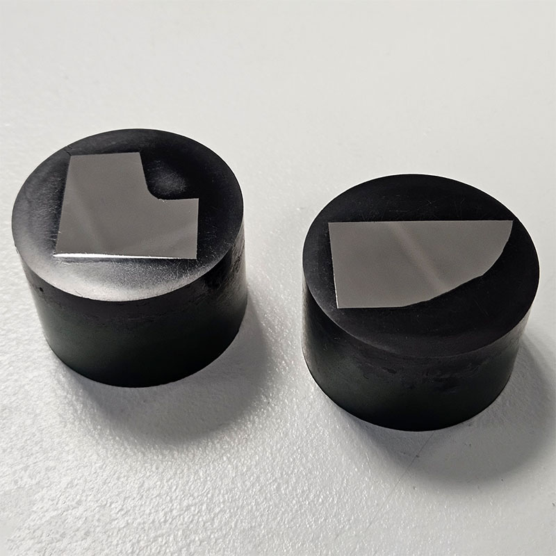 Campioni di acciaio inglobati in resina per esame metallografico e preparazione all’analisi della microstruttura.