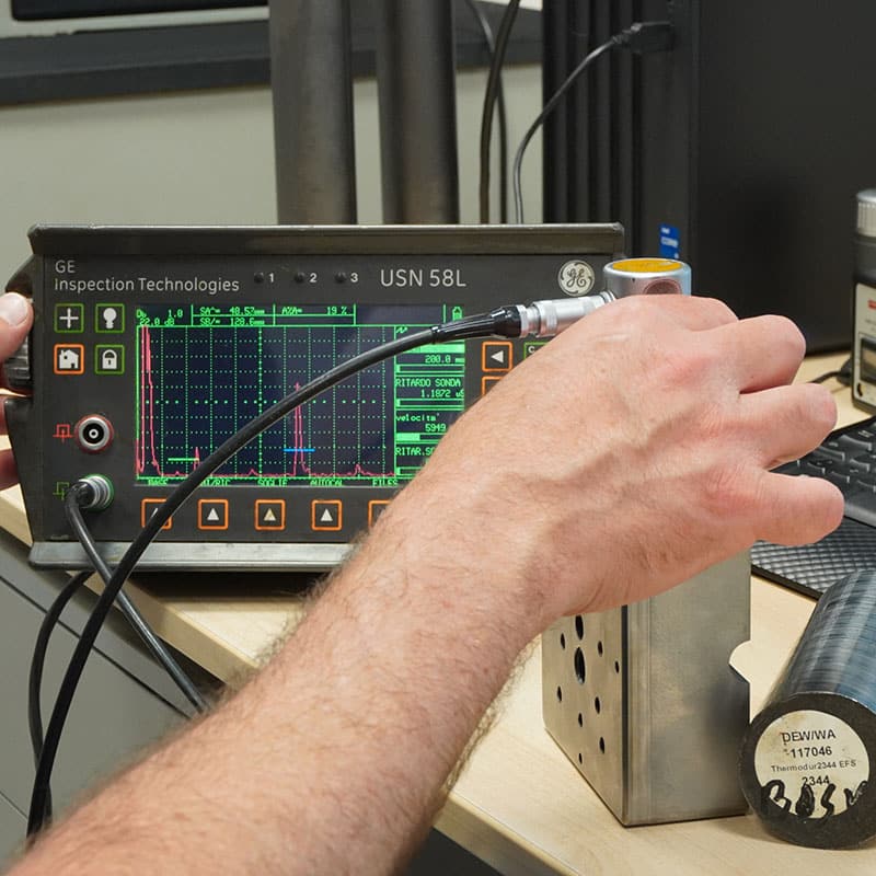 UT testing steel in the Bonomi Acciai context to verify the internal integrity of the material and detect internal defects using a non-destructive method.