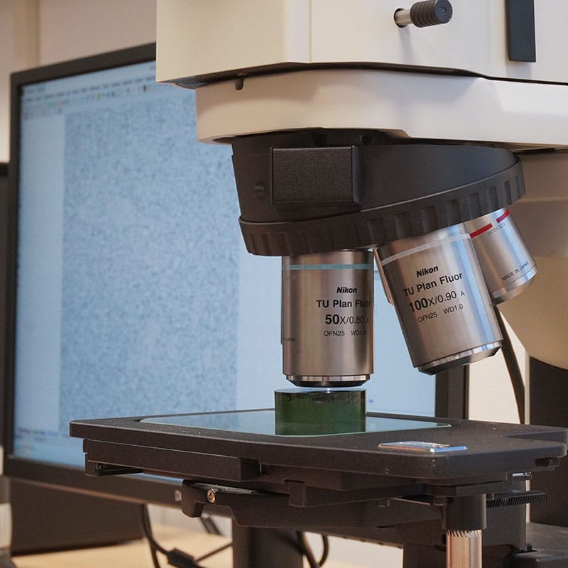Microscopio metallografico per osservazione della microstruttura dell’acciaio e controllo qualità nel laboratorio Bonomi Acciai